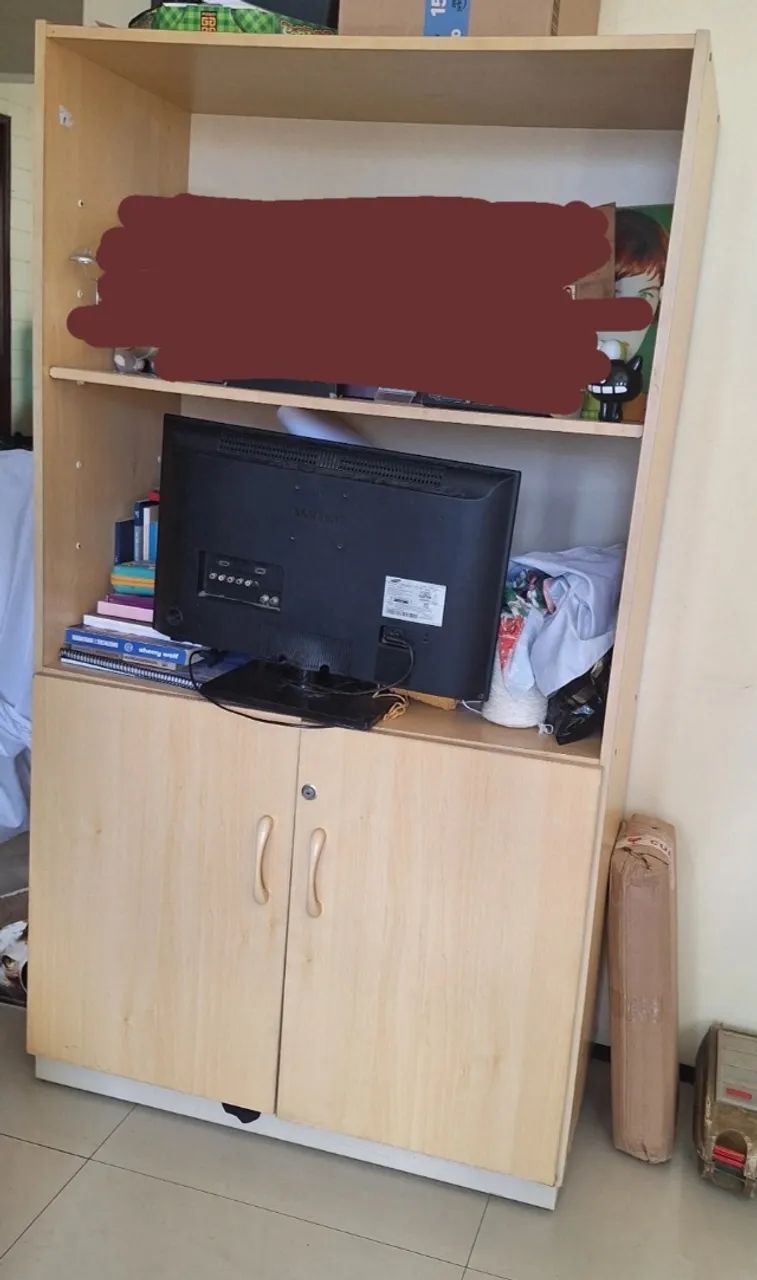Estante com prateleira aberta e portas