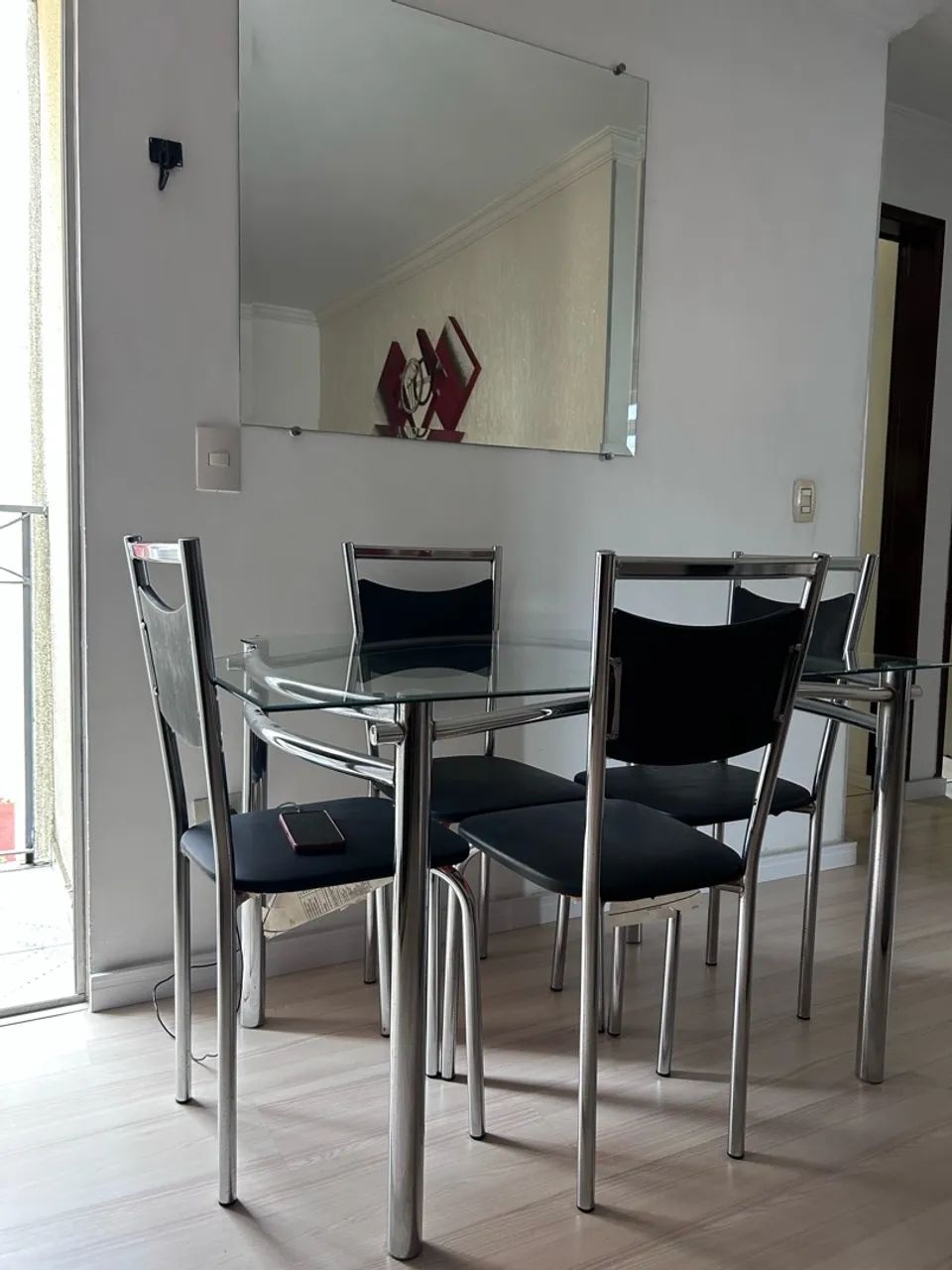 Mesa de vidro com 4 cadeiras  - Foto 3