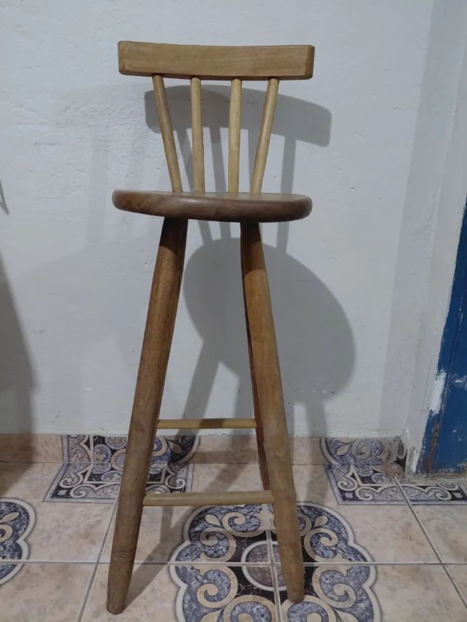 Banqueta Alta de Madeira com Encosto - Estilo Rústico