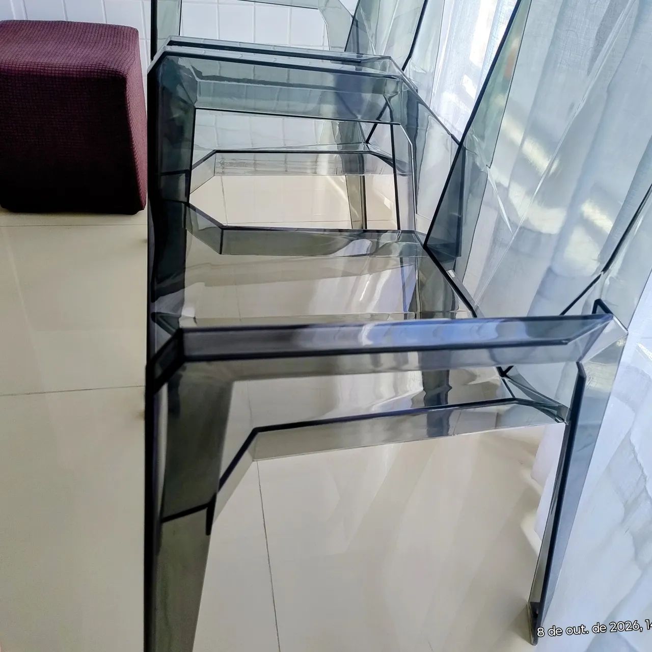 2 BELÍSSIMAS CADEIRAS ACRÍLICO FUMÊ  - Foto 5