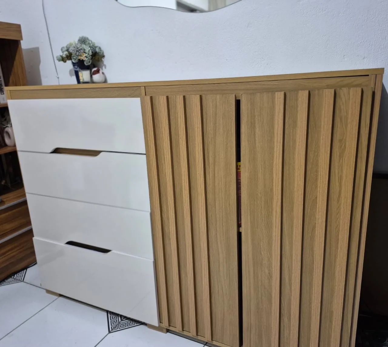 Cômoda Ripada com 4 Gavetas e 2 Portas - Freijó e Off-White - Foto 2