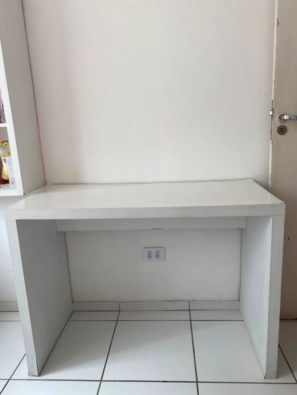 Mesa e estante 