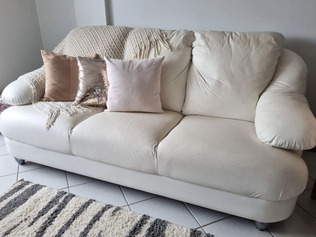 Sofá couro legítimo branco  3 lugares 2 metros por 90cm 
