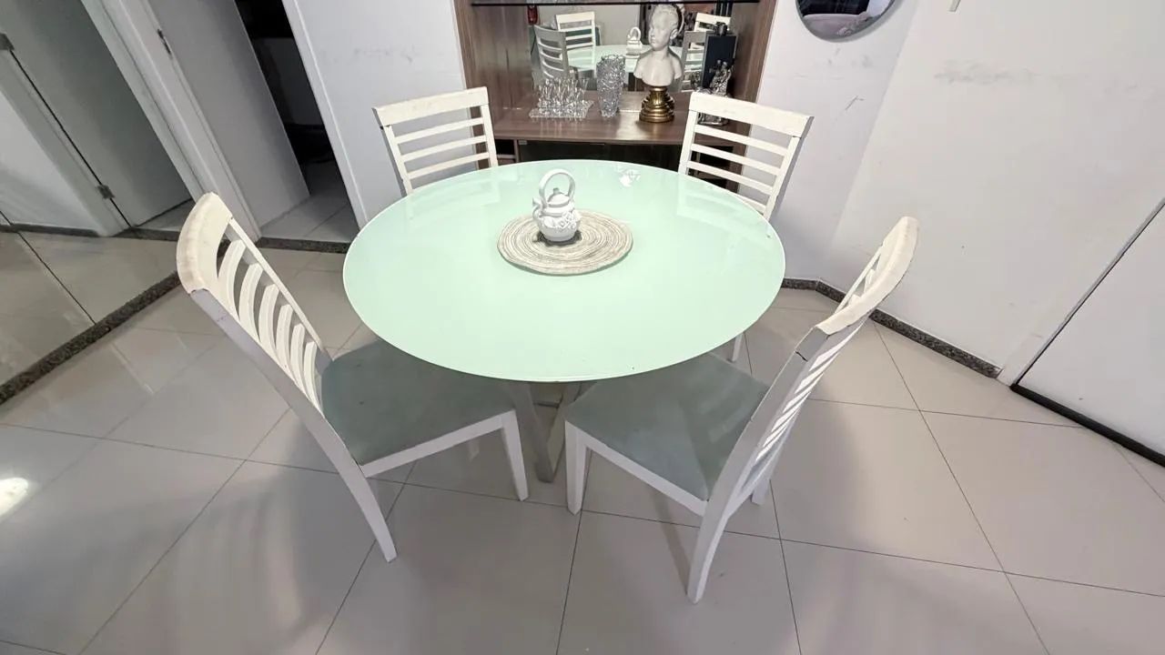 4 cadeiras e mesa em pé de alumínio e tampo de vidro  - Foto 3