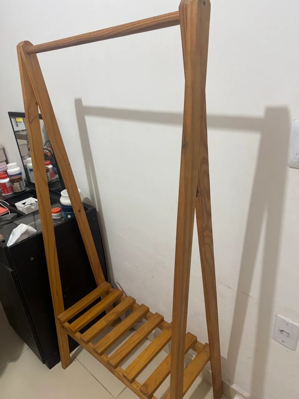     Arara de roupas de madeira - Foto 4