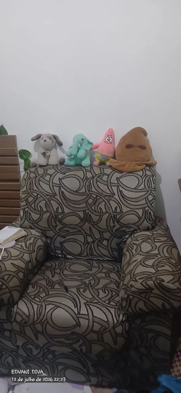 Vendo sofá de 2 lugares e uma poltrona 