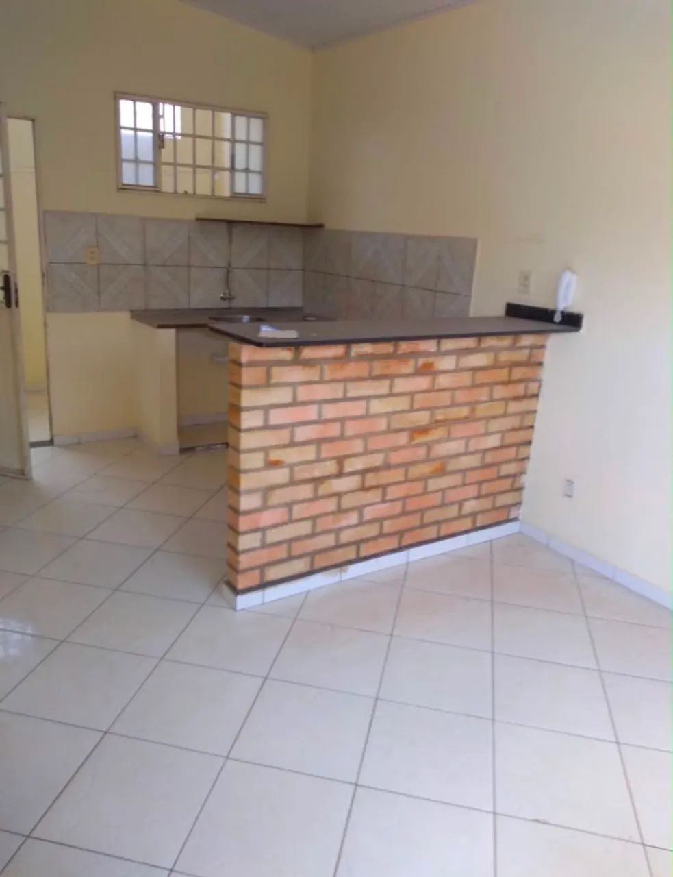 Alugo apartamento com suíte, sala e cozinha conjugados lavanderia e mais garagem coberta 