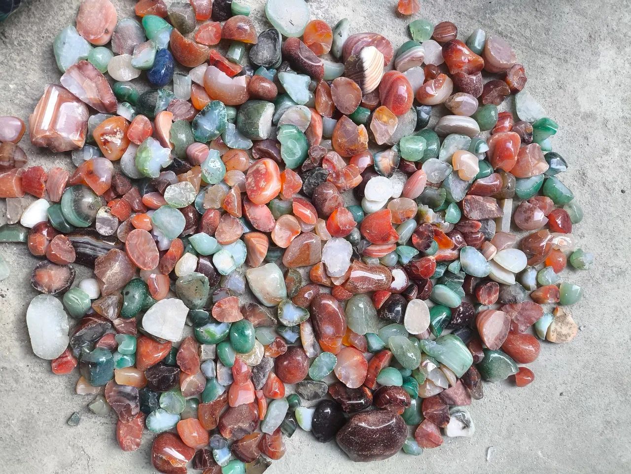 Lote com pedras de ágata roladas repartidas - Foto 2