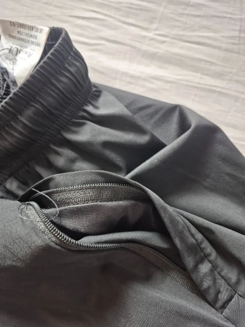 Bermuda Tamanho P ou M (?) Bolso com Zíper e Short Interno - Foto 4