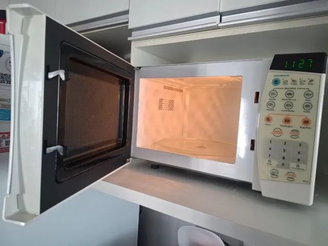 Microondas Eletrolux 18 litros - Foto 2