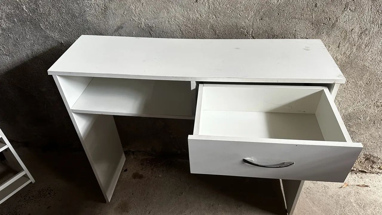 Mesa mdf, SEM AVARIAS, penteadeira, manicure etc  - Foto 3
