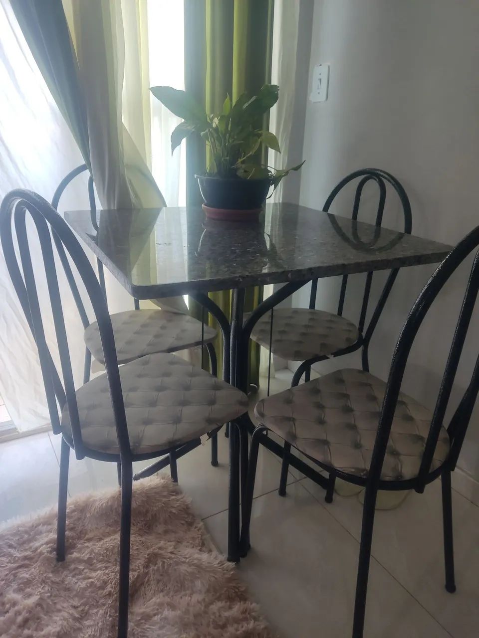 Mesa com 4 cadeiras 