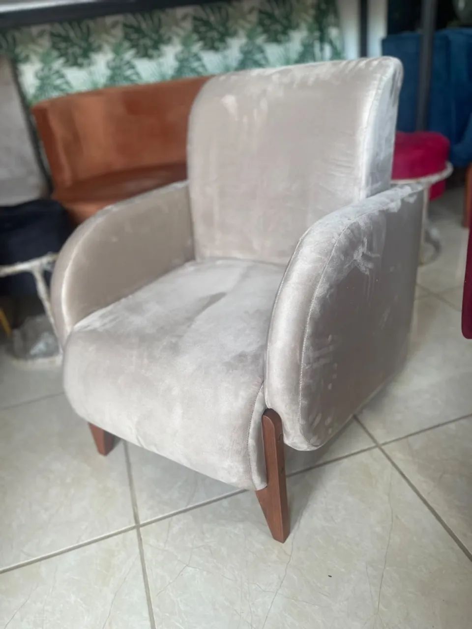 POLTRONA PÉROLA EM VELUDO - Foto 2