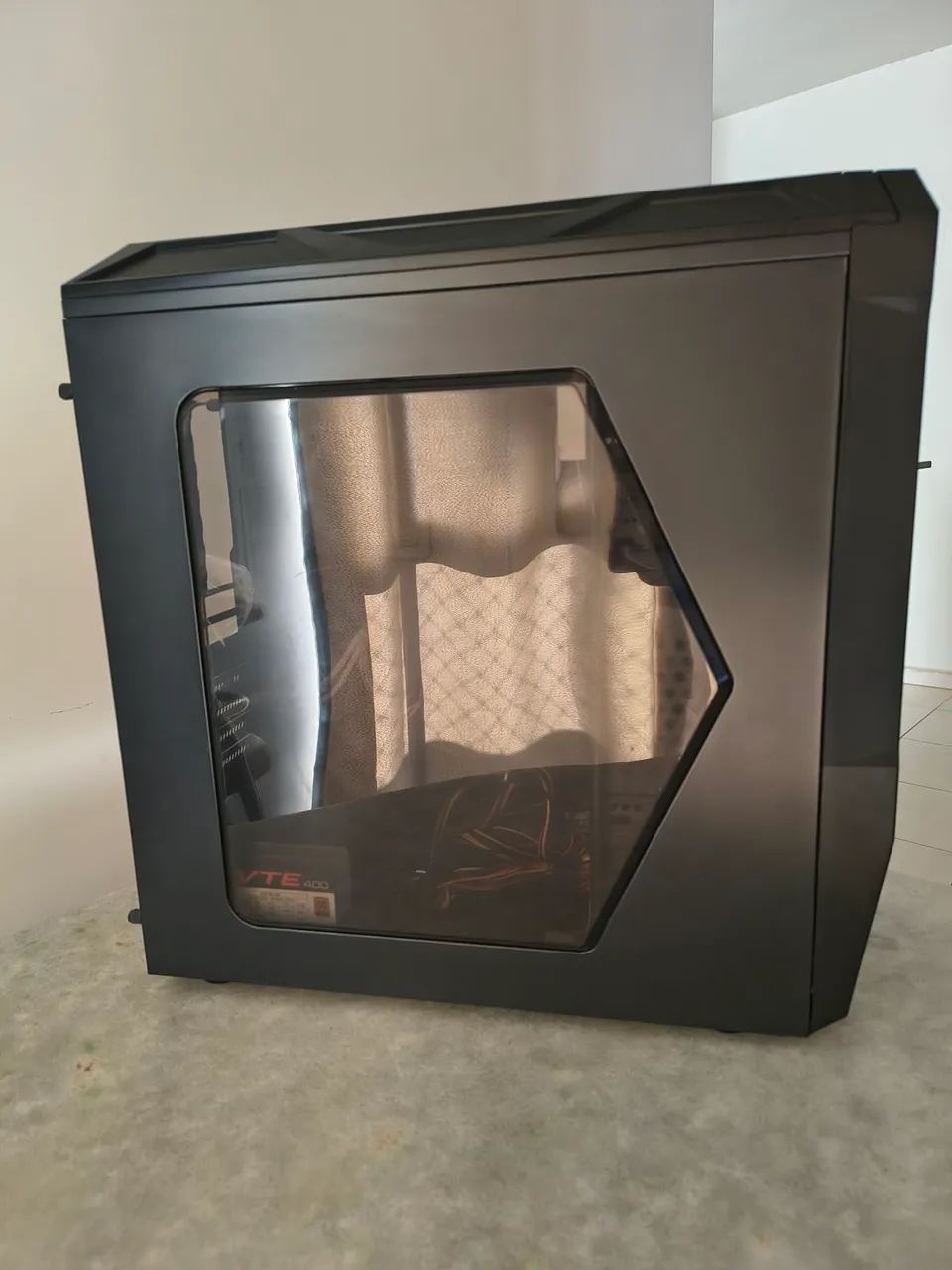 Gabinete com fonte e leitor de DVD