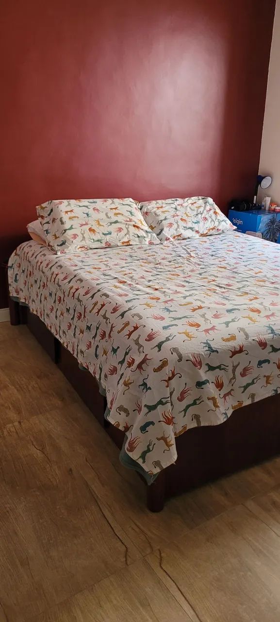 Vendo cama queen com 4 gavetas de madeira maciça  - Foto 3