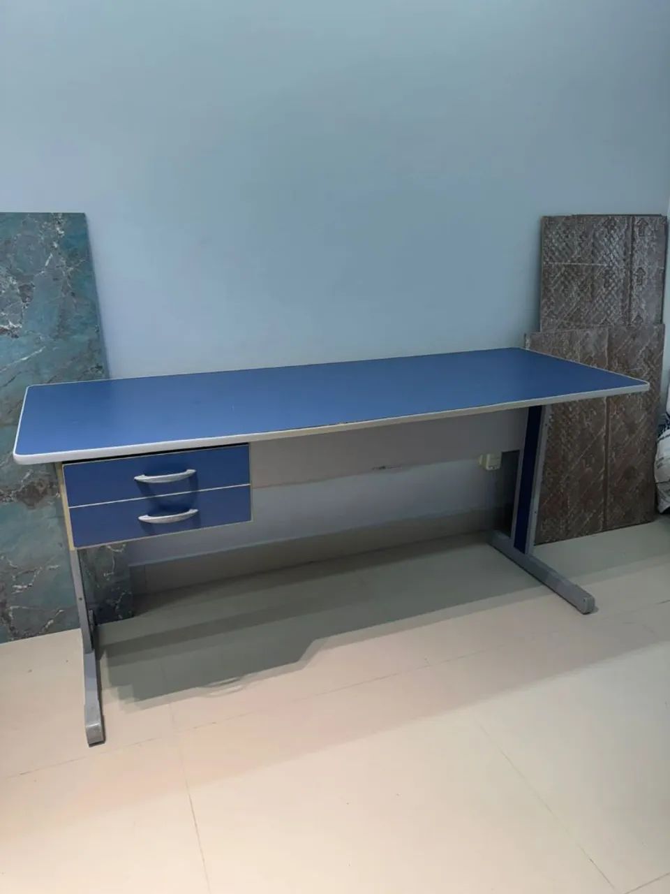 Mesa de escritório com gavetas