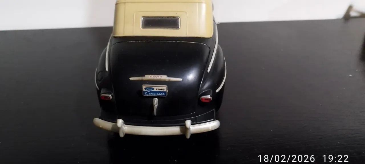 Miniatura Ford Convertible 1/18
