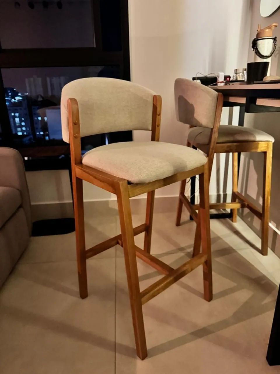 Banqueta Alta de Madeira com Encosto Estofada - Foto 2