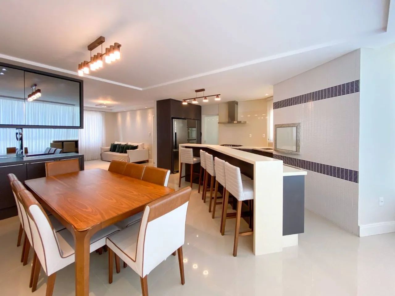 Apartamento mobiliado com 3 suítes para alugar na região central  Rua 2950 em Balneário Ca