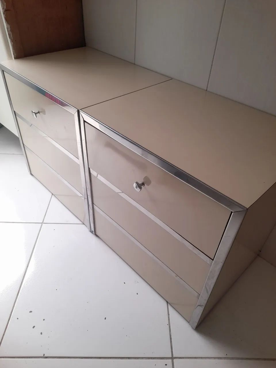 Par de mesas de cabeceira 
