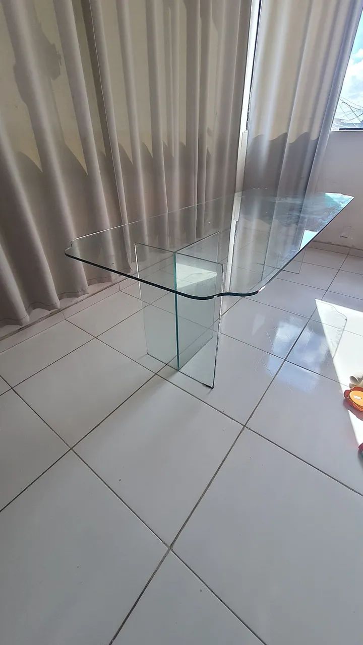 Vende-se mesa de vidro 8 lugares.