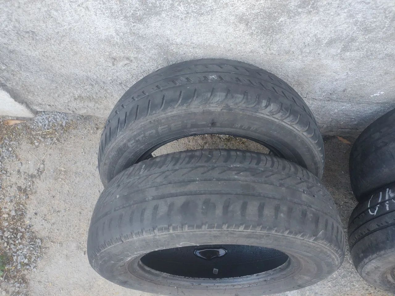 Pneus usado Roda 14, 4 por R$220,00 - Foto 2