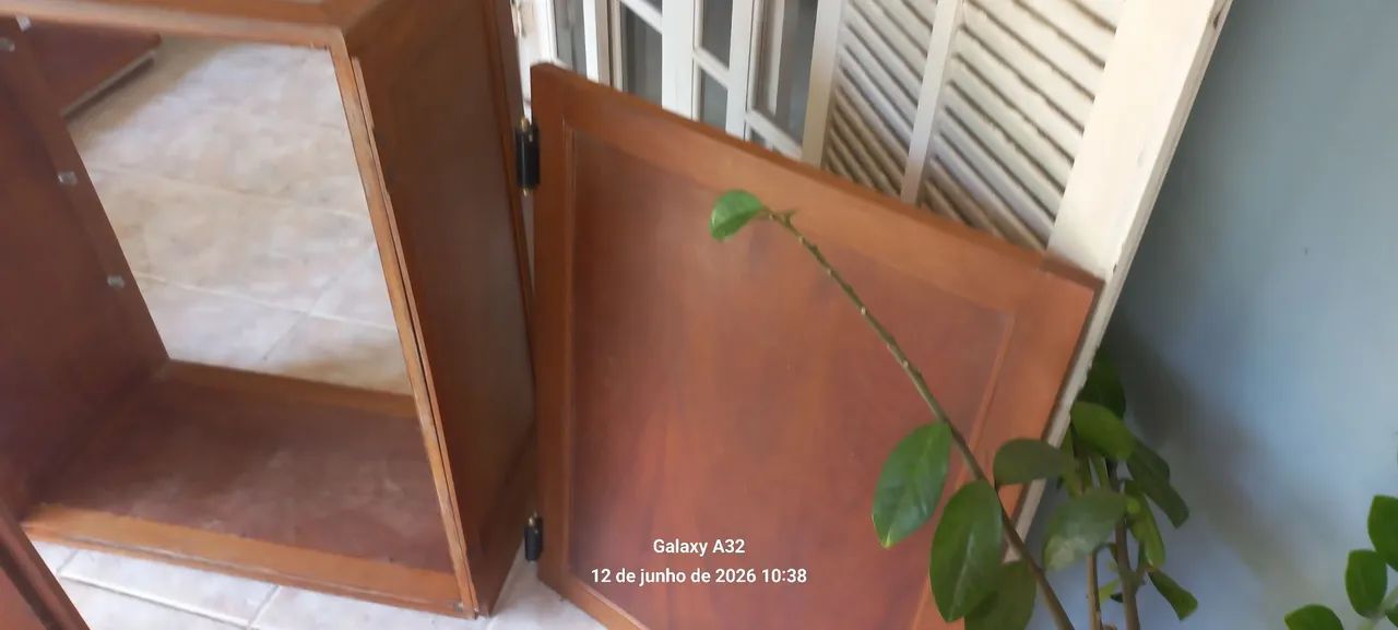 BALCÃO VITRINE/EXPOSITOR EM MADEIRA E PRATELEIRAS EM VIDRO  - Foto 4