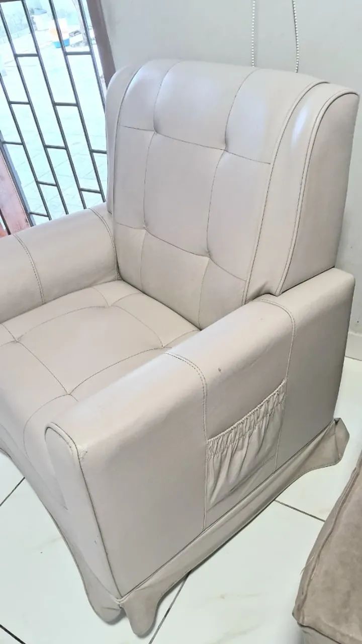 Vendo Poltrona Bege Para Sala / Escritório - Foto 3