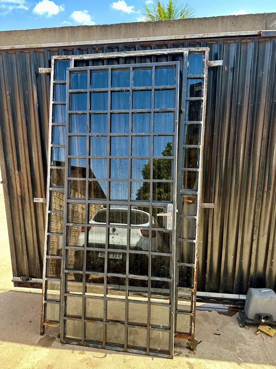 Vende-se porta de ferro com vidro - Foto 4