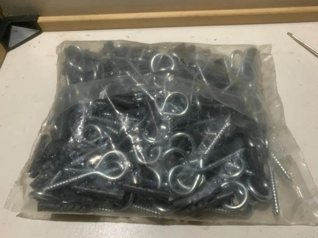 100 parafusos e bucha tipo pinhão !!!!