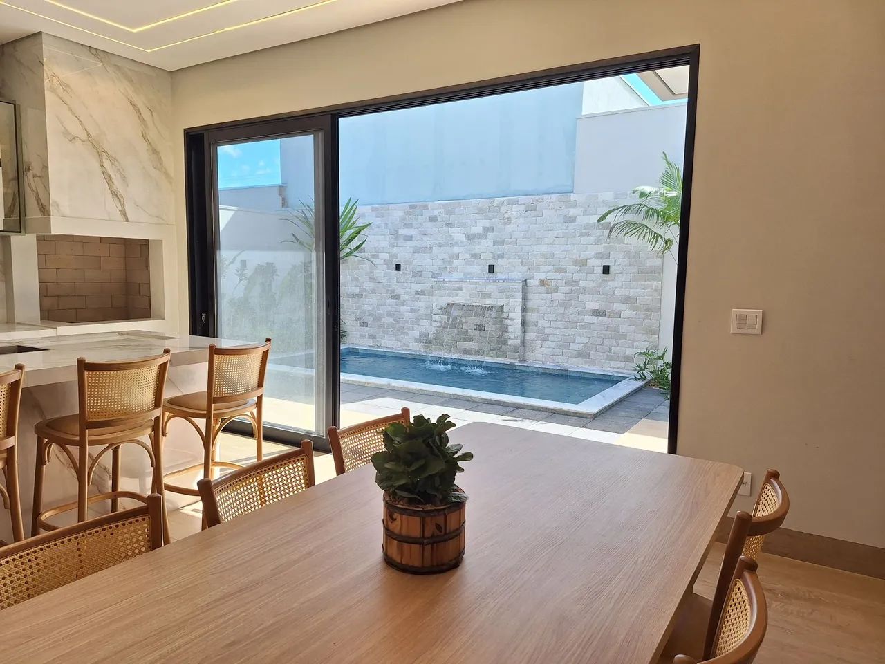 VENDO CASA ALTO PADRÃO EM CONDOMÍNIO. 
