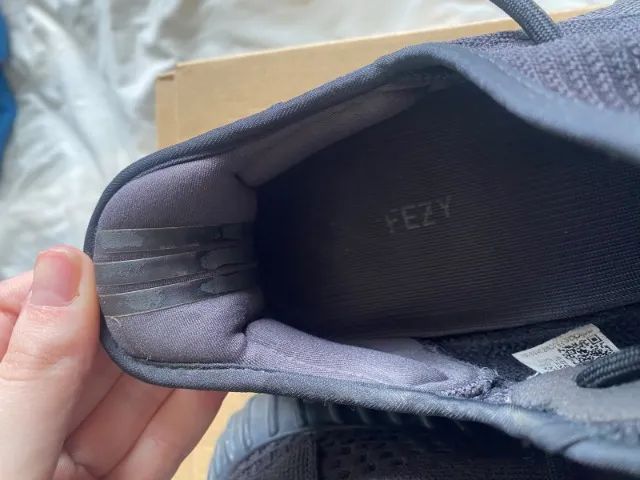 tênis adidas yeezy 350 v2 onyx 43 - Foto 2