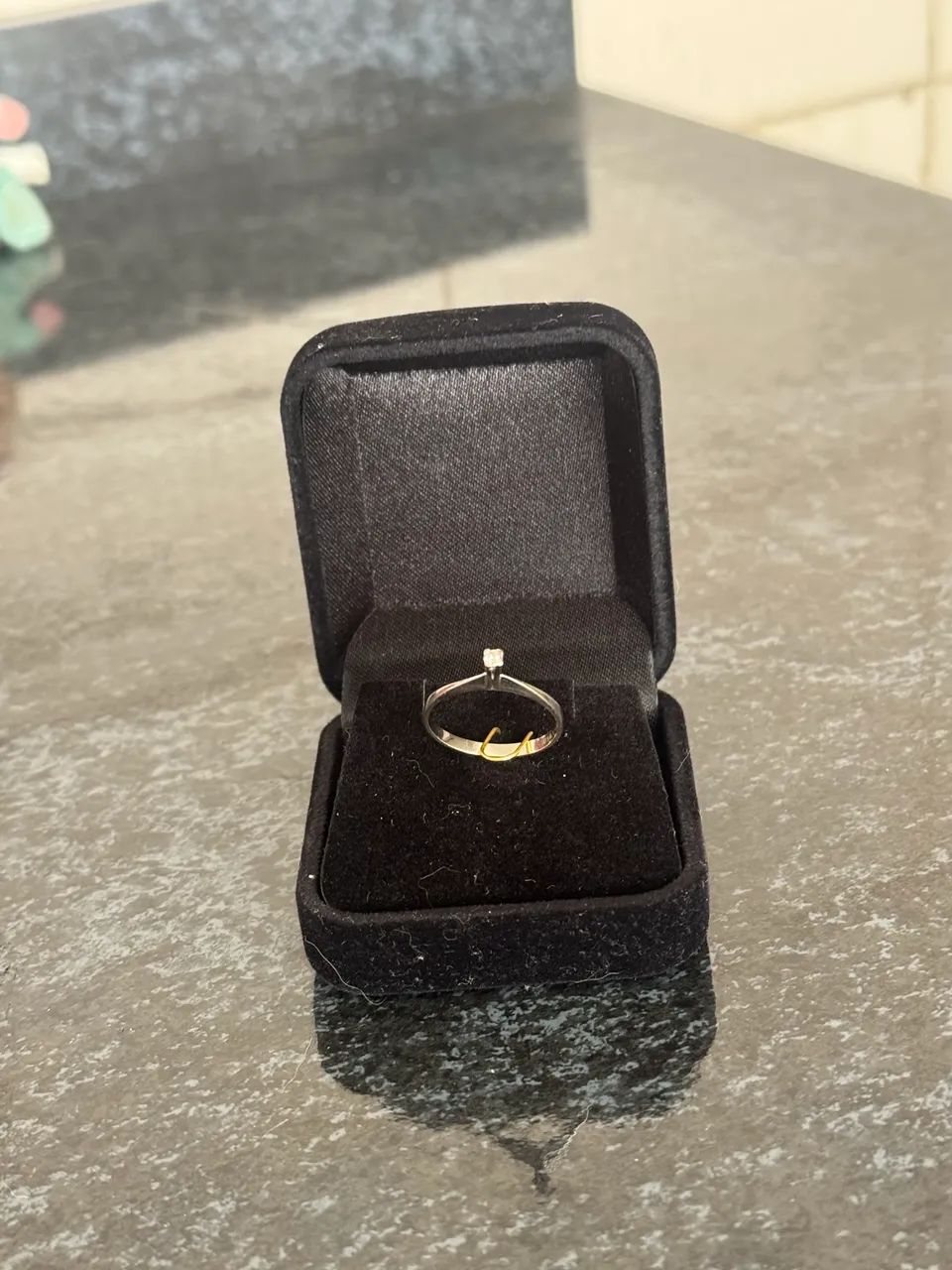 vendo anel de ouro branco com diamante 