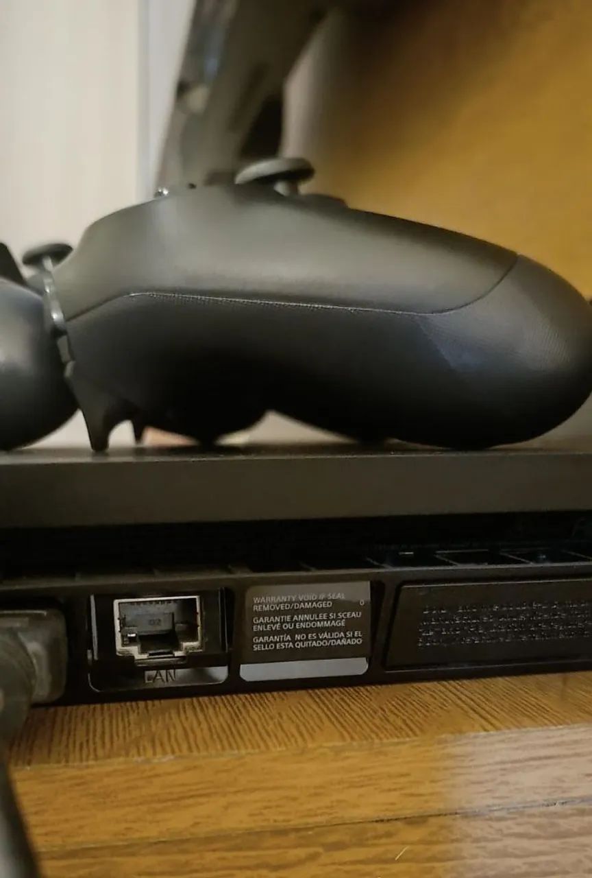 Ps4 slim 1 tera com lacre da Sony + 2 controles + 2 jogos  - Foto 4