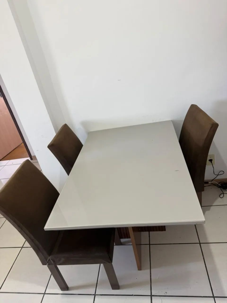 Mesa de Jantar Moderna com Tampo de Vidro + 4 Cadeiras - 4 Lugares