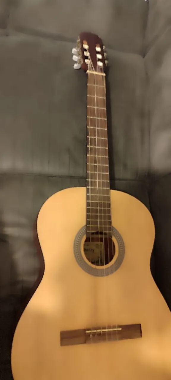 Violão novo mas com detalhe 