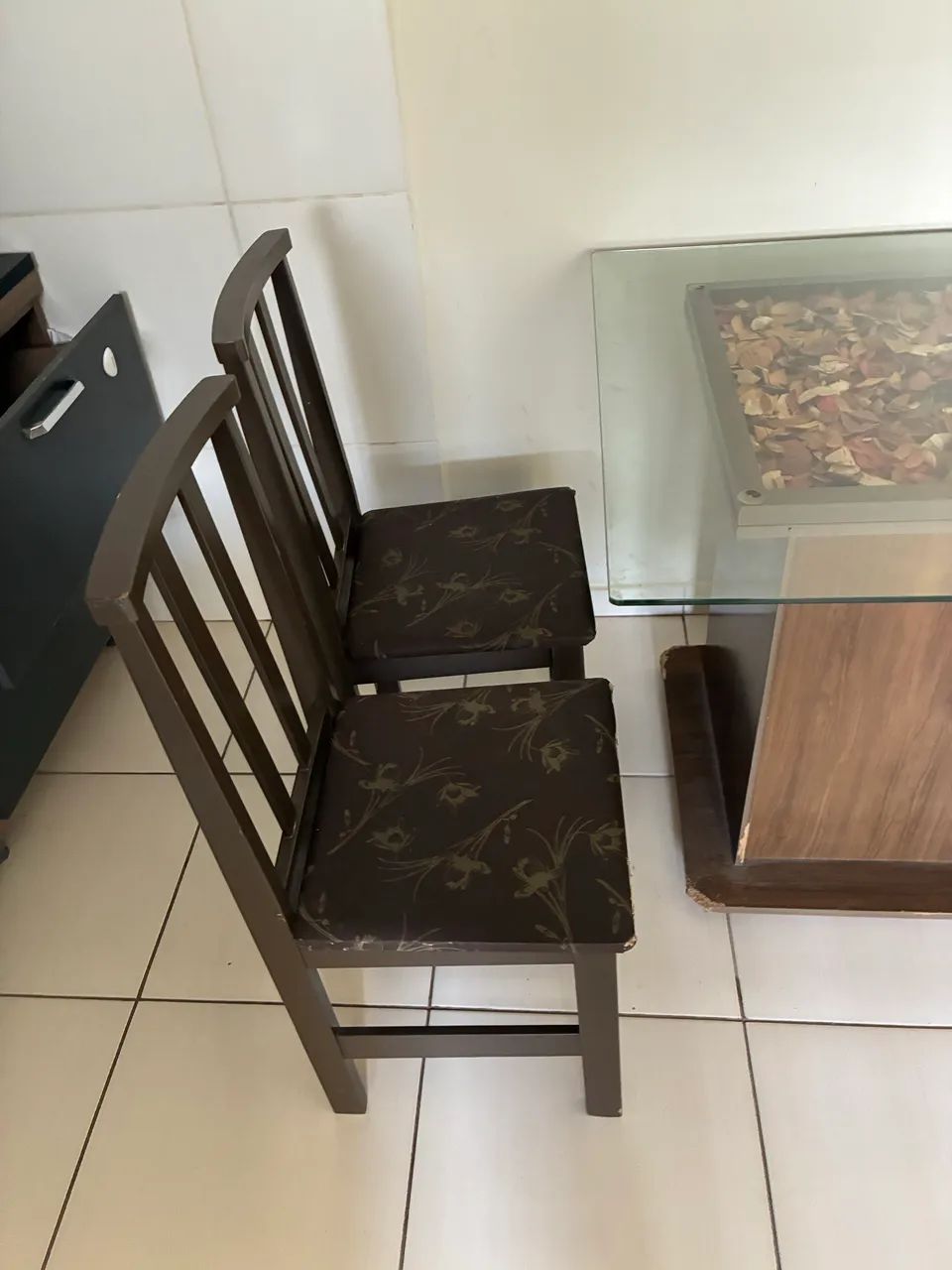 Mesa tampo vidro com cadeiras - Foto 2