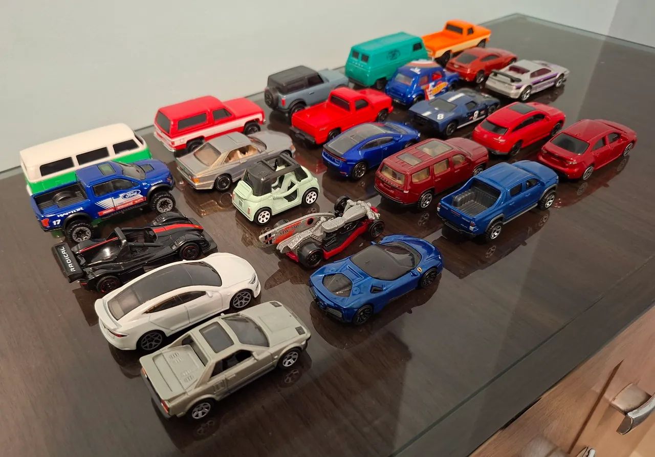 Lote de carrinhos Hot Wheels, Matchbox e Maisto - Foto 4