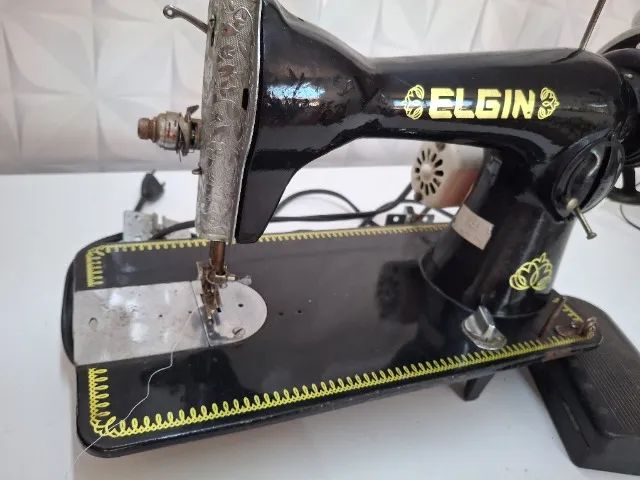 Máquina de costura ELGIN