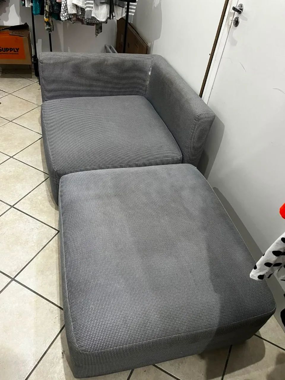 Sofá com puff Tok Stok 