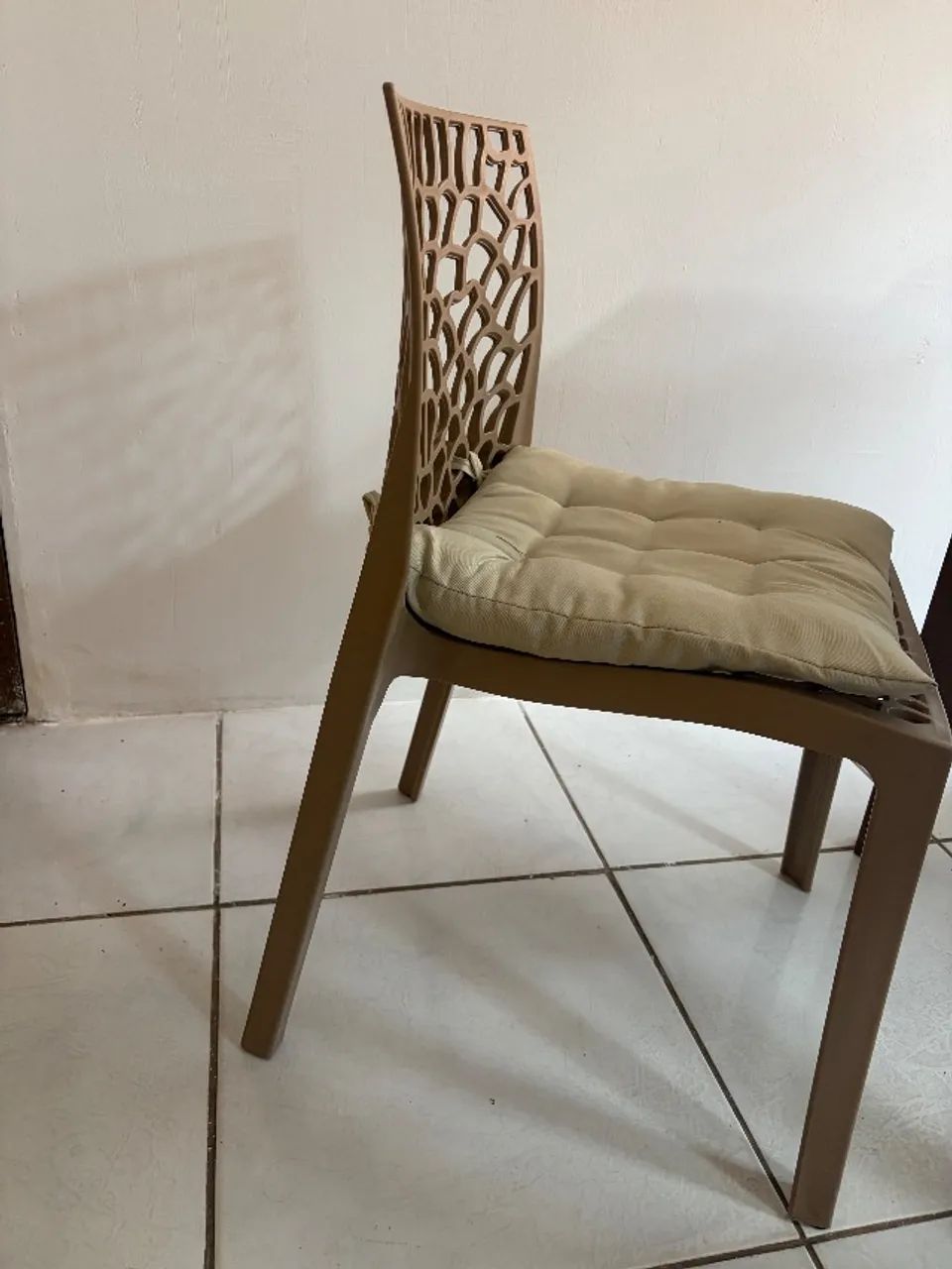 4 cadeiras na cor bege  - Foto 3