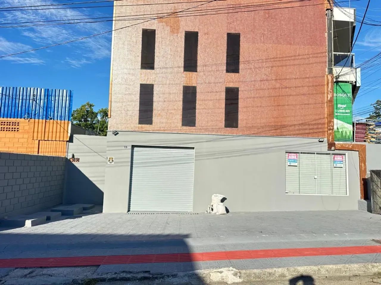 Alugo sala comercial térrea, com 400m²,  05 vagas de estacionamento descoberta na frente, 