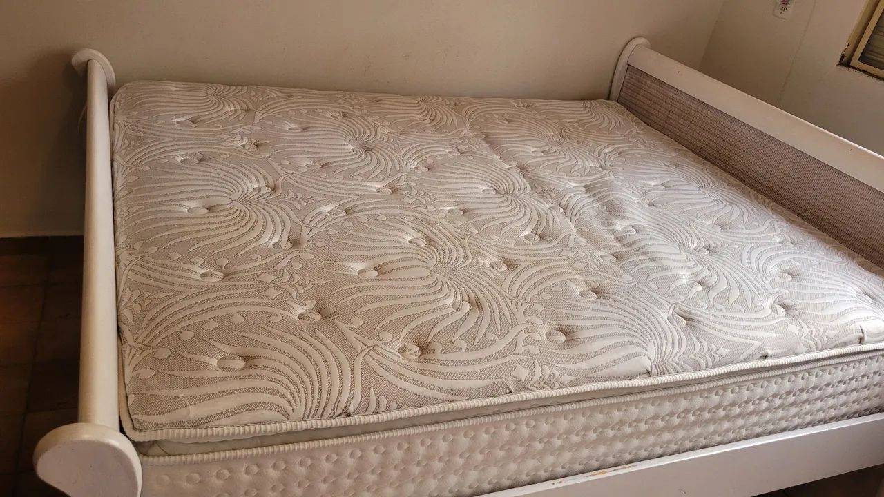 Linda cama Queen com colchão  - Foto 4