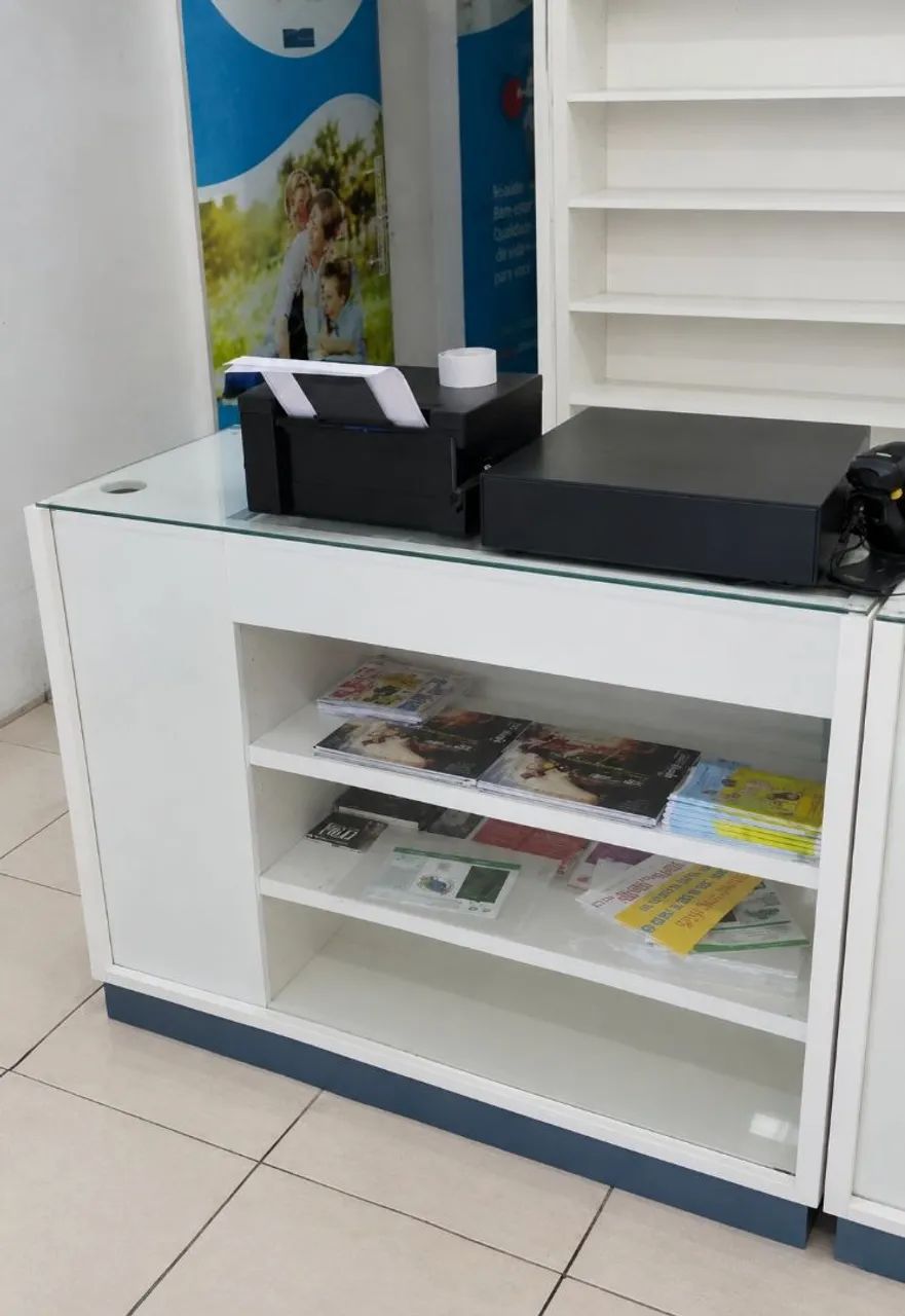 Balcão branco MDF com tampa de Vidro