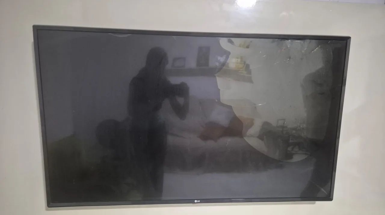 TV LG 49 Polegadas com Controle - Tela Quebrada - Para Peças