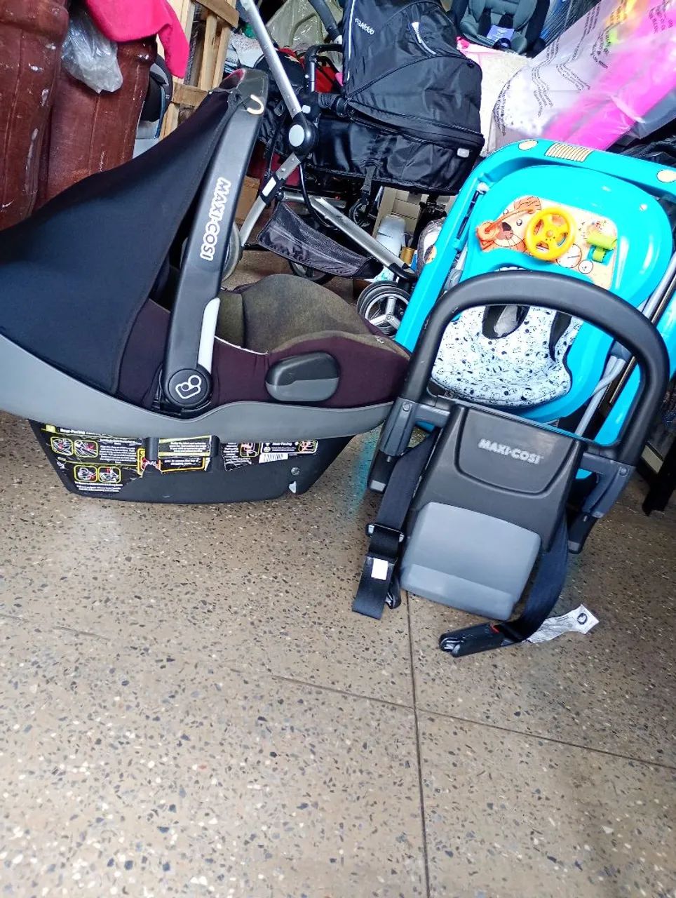 Bebê conforto e base maxi cosi reclinável e possui isofix  - Foto 2