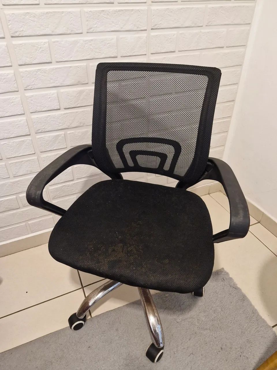 Cadeira de escritório básica 