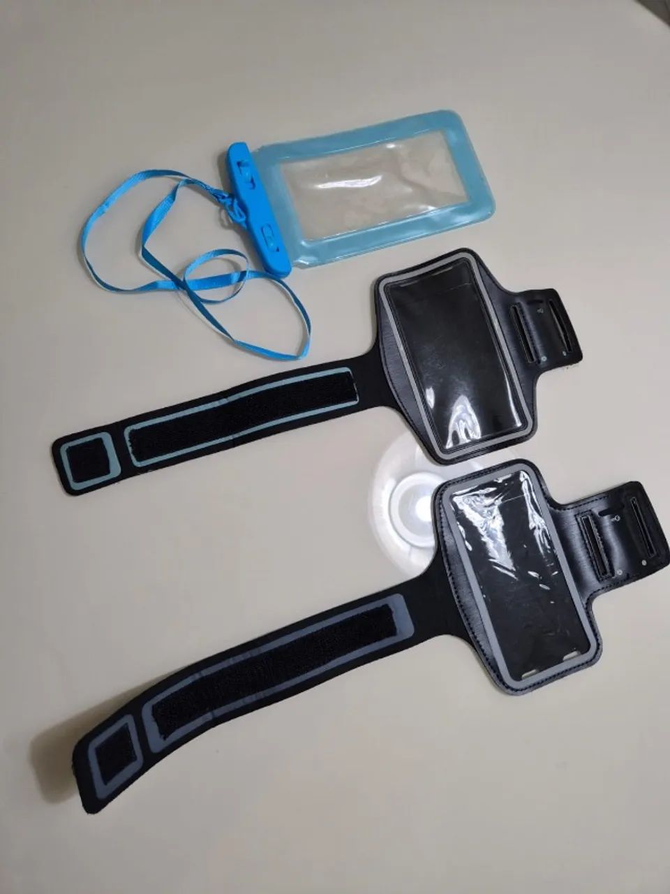 Kit com 2 Braçadeiras Esportivas + Bolsa Impermeável para Celular - Excelente Estado - Foto 4