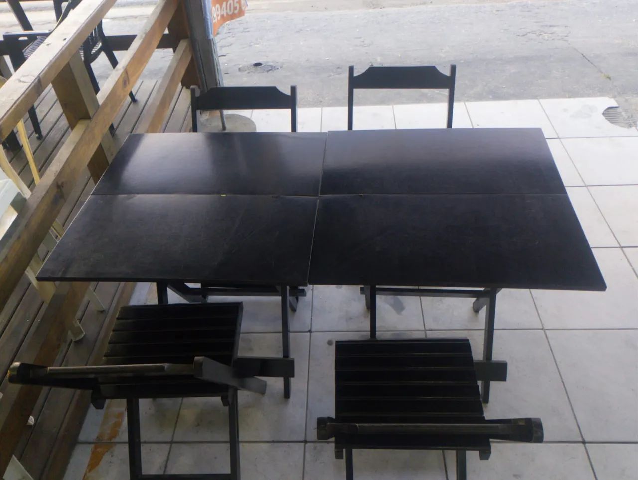 Vendo kit 2 mesas + e 4 cadeiras de madeira maciça
