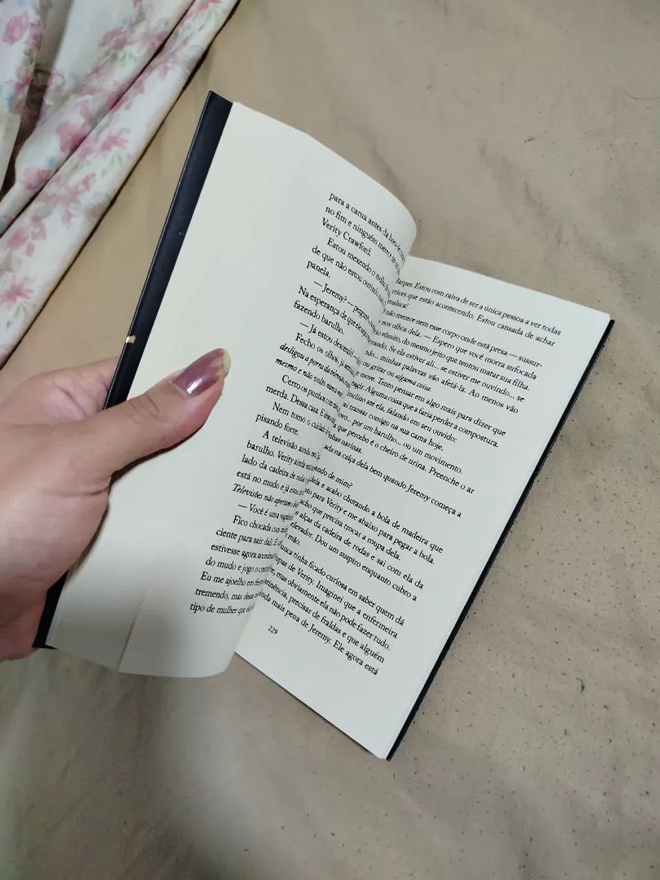 Livro Verity Coleen hover - Foto 3